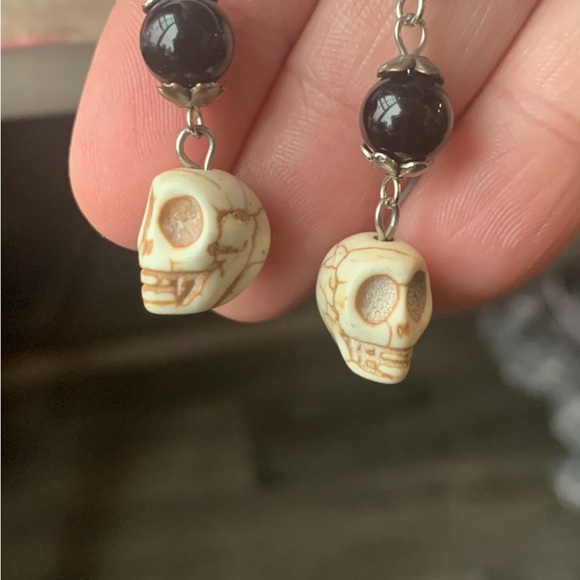 Skull dangle earrings - Picture 2 of 2